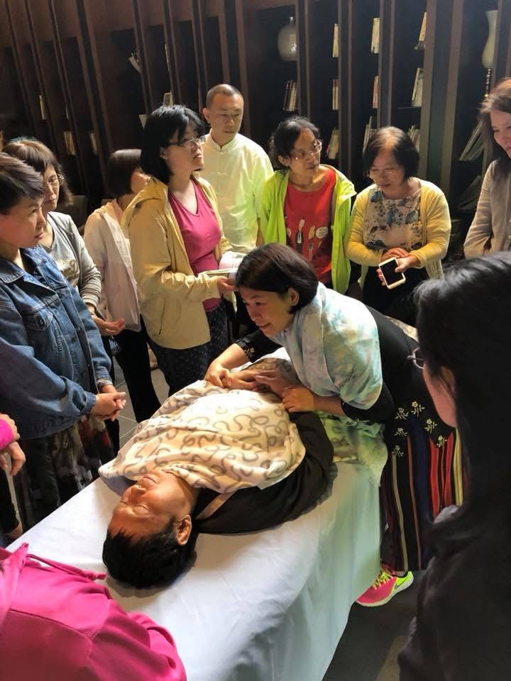 Alice 老師在實體課現場示範手位，學員圍繞觀摩