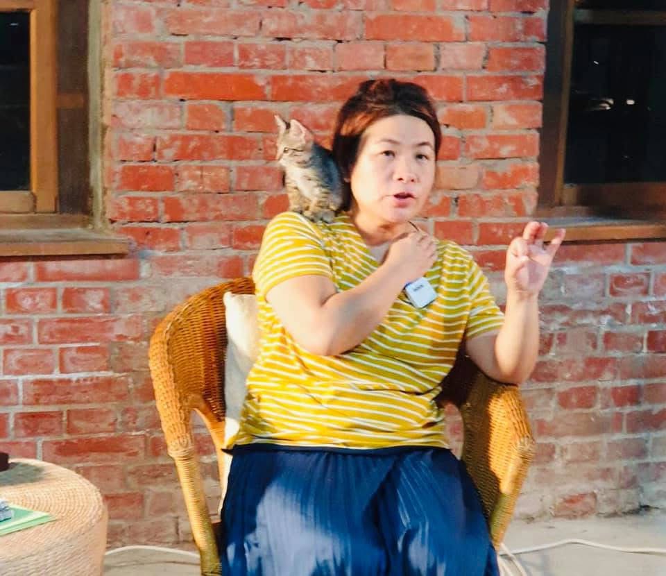 Alice 劉柳樺老師於課堂中側坐分享，神情自然溫暖
